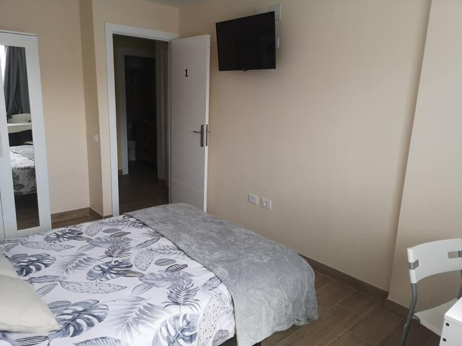 Hostal Mari En La Laguna, Alquiler Habitacion Privada En Hostal, 6 Habitaciones Cerca De La Universidad Y Aeropuerto Norte, 3 Banos Compartidos Сан-Кристобаль-де-Ла-Лагуна Экстерьер фото